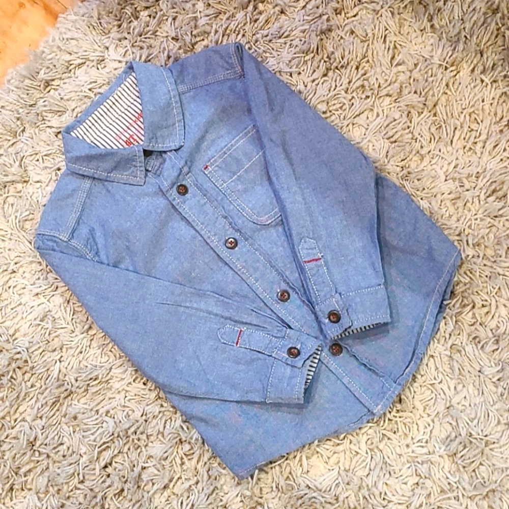 A jeans blue size:4T long sleeve shirt!! ❤️❤️